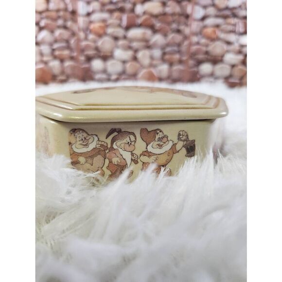 Disney Snow White & Seven Dwarfs 70th Anniversary Porcelain Jewelry Trinket Box - Picture 7 of 10